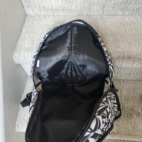 Volcom back pack - Picture 3 of 5